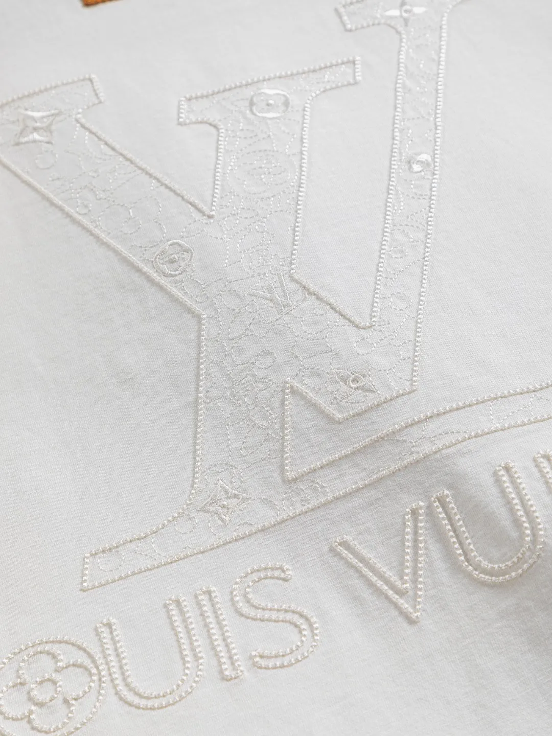 🅿️190 Louis Vuitton 1V LV slightly wide version S-XL 26SS LV new product counter catwalk style three-dimensional plain letter embroidery on the chest🪡logo large logo embroidery on the back🪡logo short-sleeved T-shirt, the same style for men and women! Short-sleeves are not the same as the general public, but must be unique and eye-catching. This LV short-sleeves is all about quality, comfort, consistent style, fashion, including fabrics and cutting techniques, all of which have been made with great effort! 320 grams of washed pure cotton fabric, pure cotton is breathable, very refreshing and comfortable for daily wear. The rib knitting on the neckline is smooth and tight, and the neckline will not be skewed if you toss it at will. The loose version, you will find that it looks really good on the upper body. The overall is minimalist and neat, super versatile for daily use! Pair it casually with a pair of pants for a youthful look. A T-shirt will make your outfit crazy. It is a fashionable item that can never go wrong! Color: Black White Rose Size: S-XL Size chart: S: Shoulder width 50-Bust 56-Length 70 M: Shoulder width 52-Bust 57-Length 72 L: Shoulder width 54-Bust 59-Length 74 XL: Shoulder width 56-Bust 62-Length 76